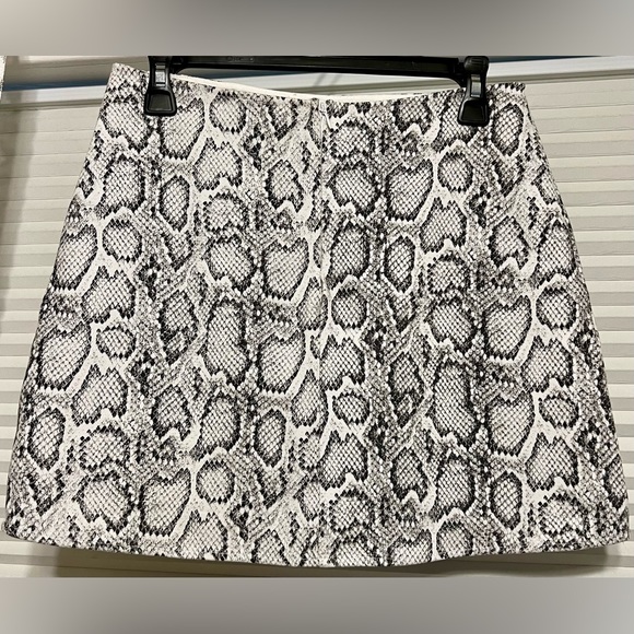 Vici brand white, grey & black snakeskin print mini skirt with slit size Medium - Picture 3 of 14